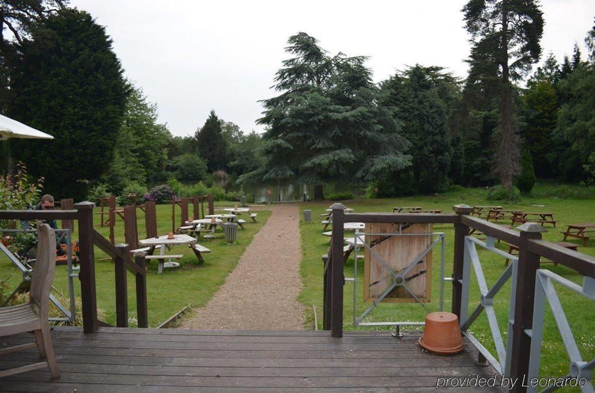 Worplesdon Place Hotel Guildford Exterior foto